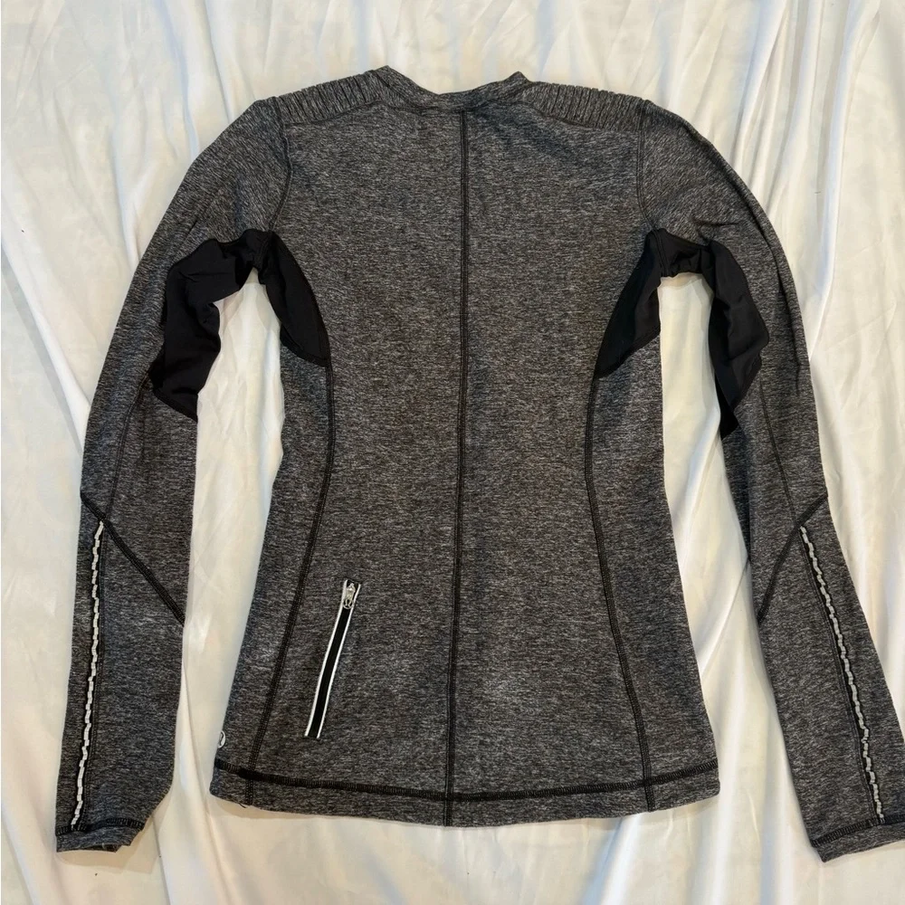 530 Lululemon Star Runner Rulu Long Sleeve Top Gray Black Size 4